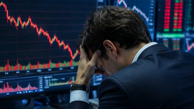 SoFi Faces Stock Drop Amid Insider Activ